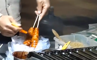卖淀粉肠大哥改行卖烤面筋酱都没换 网友：流水的产品，铁打的老板！