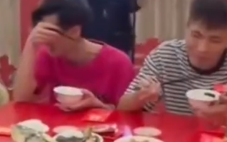 2个弟弟送姐姐出嫁 吃分家饭时憋笑 网友:两人“差点把饭喷对方脸上”! 2个弟弟送姐姐出嫁 吃分家饭时憋笑 网友:两人“差点把饭喷对方脸上”!