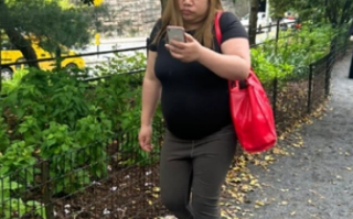 中国初代网红在美国被偷拍 最新照引围观：凤姐回应称尊重隐私 拒绝偷拍！