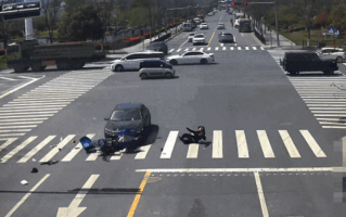 外卖小哥被撞飞后翻转720° 后脑着地 万幸头盔救命！