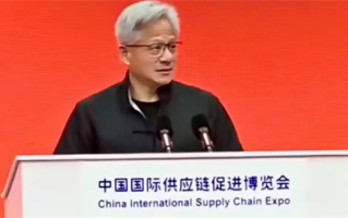 黄仁勋首次参加官方活动 专门为演讲换了眼镜 称中国供应链是奇迹！