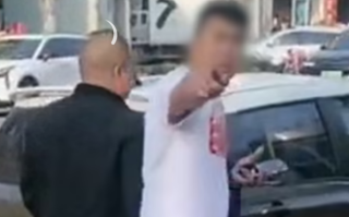 男子地摊吃饭要求开发票还少给钱 双方在马路上争吵后报警!