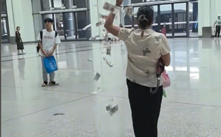 女子高铁站边走边撒纸币 撒了好几轮都被人捡走 背后原因成谜!