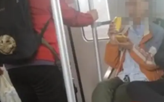 小伙坐爱心座拒让老人:我买票了 我自己坐这怎么了！