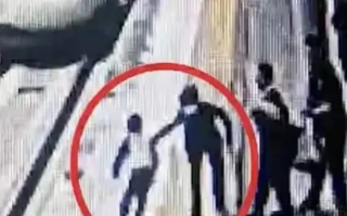 列车进站男童冲向轨道被一把抱回 值班员强忍剧痛继续完成工作！