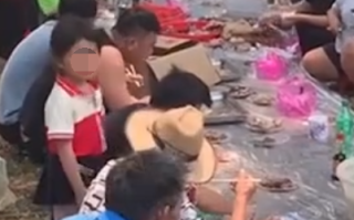 清明扫墓后全村人在墓旁聚餐 村民：每年都这样！
