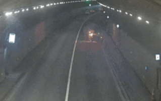 隧道内汽车起火 该冲过去还是往后跑 官方答案来了！