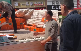 老板转账近5万给翘班员工 背后真相让网友泪目！