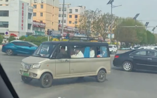 网友街头偶遇“老头乐商务车”：满载7人、还配有窗帘！