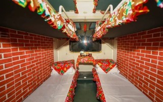 东北大花炕被搬上火车 网友：还真以为上炕了 ！