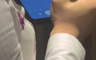 高铁到站乘务员用手机录音播报 网友：一直以为是自动播报！