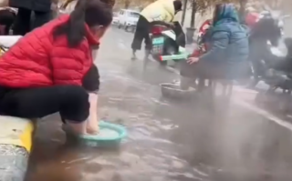 河南一村庄街上流出温泉水 市民穿着羽绒服泡温泉！