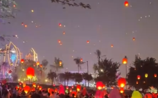 西双版纳庆泼水节万人燃放孔明灯祈福 新的一年里平平安安！