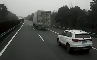 小车连续变道被撞司机睁眼说瞎话：我正常开 他呼呼就怼上了 ！