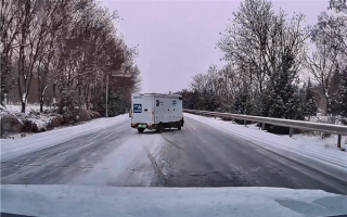 大雪天无人驾驶快递车上路送货：车技惊人 全程横着走 ！