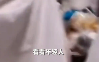 阿姨吐槽年轻人卧铺挂帘子不让坐 网友吵翻：律师/列车长称不得随意借坐！