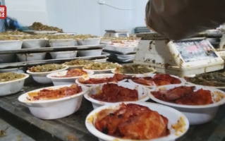 315曝光梅菜扣肉预制菜里的“槽心肉”：肉眼可见淋巴、甲状腺结!