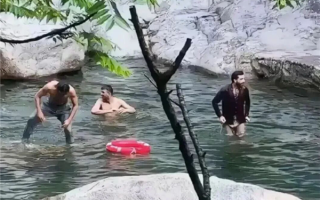 疑三名印度游客公然洗澡引网友愤慨 庐山石门涧景区道歉 !