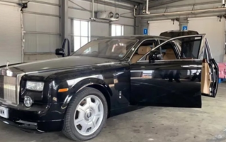 暗度陈仓！海关查获一申报为刷子的货物：内藏天价劳斯莱斯！