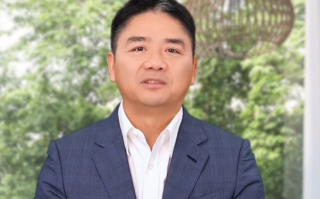 “刘强东”预告直播带货 手部动作被网友调侃：数钱习惯了！