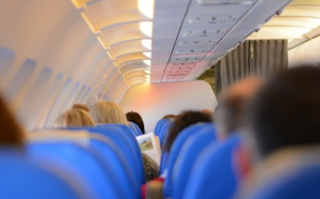 男子嫌座位拥挤在飞机上私自占座 致航班延误2个多小时：结局舒适！