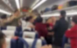 大爷大妈列车上吵闹 乘客提醒反被怼 最后一个老人血压高了才平息下来！