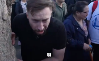 老外五一爬泰山直呼人太多了 想回头下山为时已晚！