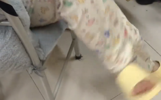 女孩跷二郎腿失败 网友：原来真的有人不会跷二郎腿！