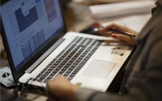 AI浪潮致使“翻译界哈佛”倒闭：有学生哭了两晚担心没工作 !