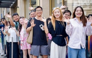 华为Pura 80系列开售热度空前！华为何刚空降门店直播 揭秘移动影像王者归来背后的实力！