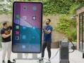 大神真敢想！用i9+6950 XT打造全球最大iPhone：手电筒比车灯还亮！