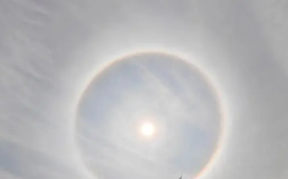 海口上空出现双日晕奇观 市民争相拍照留念！