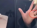 被曝分手传闻后 关晓彤左手无名指戴戒指！