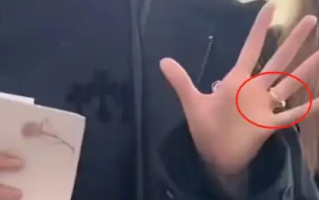 被曝分手传闻后 关晓彤左手无名指戴戒指！