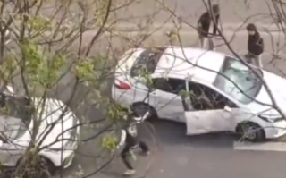 山西临汾多人当街持械砸车 相关涉事人员已被警方控制！