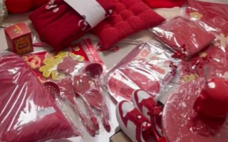 女儿本命年爸爸狂买36件红色礼物 网友：被这红红火火的父爱感动到!