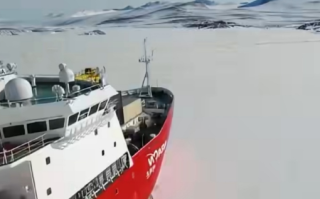 “雪龙”号抵达秦岭站开始卸货：包括秦岭站后勤保障物资、工程物资等 ！