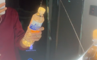 酒店瓶装水被扎小孔 客服：可能阿姨忘换了！