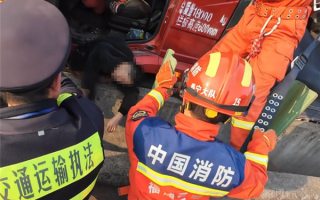 尴尬：男子跳车自救被卡20米高空 头朝下命悬一线 ！