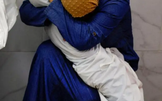 加沙妇女抱侄女尸体照片获摄影大奖 评委会主席回应！