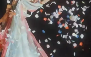 “仙女散花”引热议 网友担心环境污染 景区回应:是糯米纸！