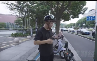名下公司存款上亿！张雪峰自曝没有车也不会开车 都是骑电动车上下班！