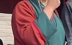 开封王婆账号10天涨粉超180万 演出开始前两小时已有百余位游客翘首以待！