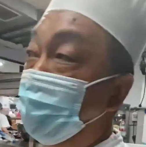 一天炒180多斤猪肉！荣昌食堂主厨眼袋掉到口罩边！-第1张图片