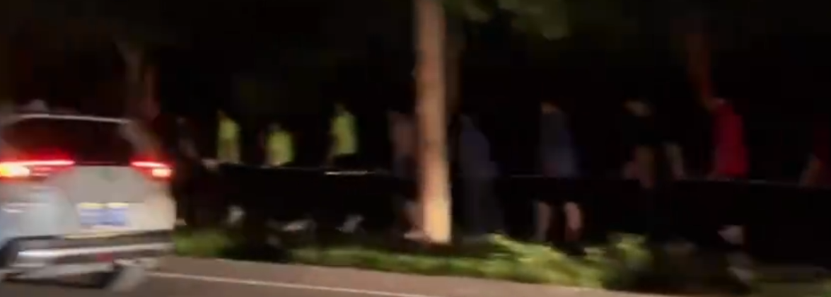 山东一地凌晨数十人蒙眼列队湖边走 到底怎么回事？-第1张图片