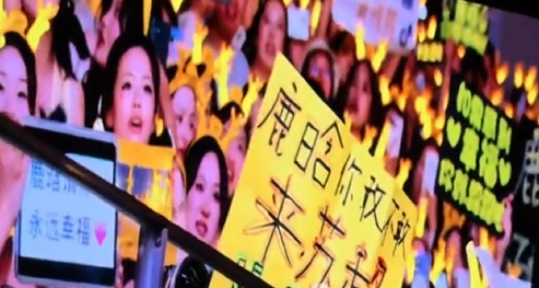 鹿晗回应粉丝举牌提问 称很想到现场看“苏超”！-第1张图片