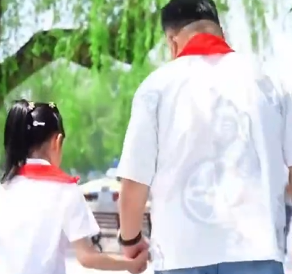 曾当选首届“中国演艺界十大孝子”！61岁演员刘金山回应女儿才9岁！-第1张图片