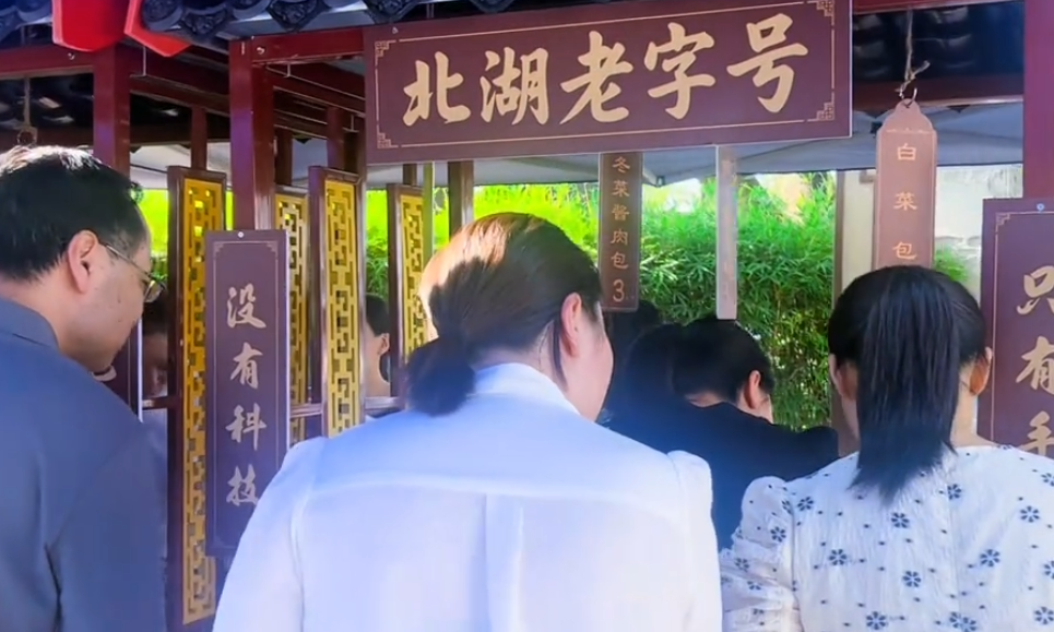 73年历史的星级酒店摆摊卖卤味：大厨现场切肉秀厨艺！-第2张图片