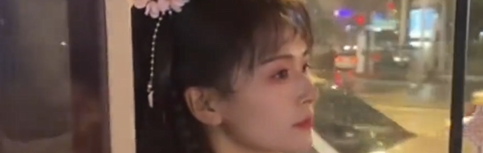 “黄蓉来开公交了！”湖北一美女司机走红 绝美笑颜引盛赞 本人发声！-第1张图片