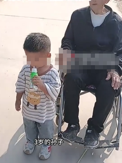 男子假期带3岁孙子推100岁爷爷遛弯 调侃“又当爷又当孙”!-第1张图片